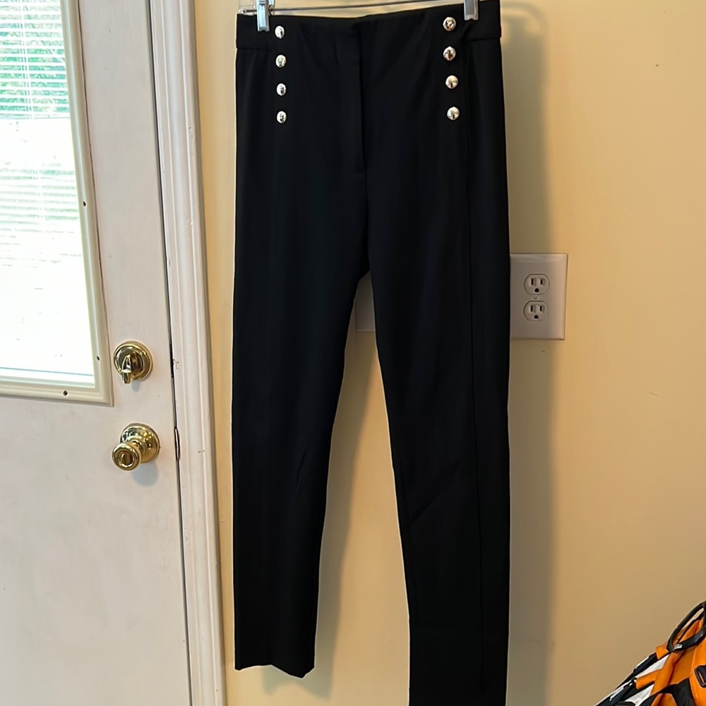 Black Audrey pant. 64% polyester 31% viscoosa 5% elastane.